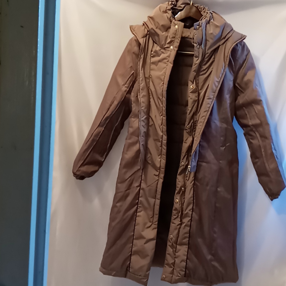 Cole haan's chic knee length puffer coat.NWOT. - Picture 3 of 8